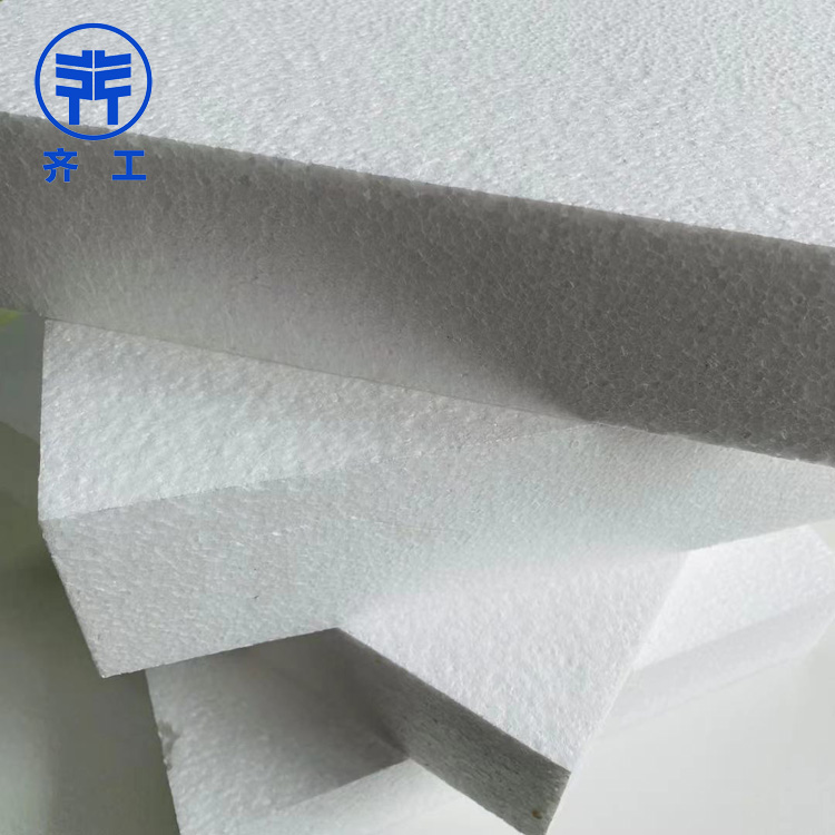   　　xps擠塑板在建筑領(lǐng)域的應(yīng)用比較廣泛。下面給大家分享一些相關(guān)知識。  　　xps擠塑板優(yōu)點(diǎn)是什么：  　　XPS擠塑板采用聚苯乙烯擠出工藝生產(chǎn)，生產(chǎn)的板材為蜂窩狀閉孔結(jié)構(gòu)，不透氣，不滲漏，因此其保溫隔熱，防水防潮效果非常好，除了材質(zhì)輕、強(qiáng)度高外，按體積每立方米僅重30公斤，但其強(qiáng)度至少可以達(dá)到250kpa，更多的可以達(dá)到550kpa。這是普通板材無法達(dá)到的指標(biāo)值。  　　因?yàn)閄PS擠塑板具有隔熱、防水、防潮、輕便、抗壓等特點(diǎn)，被廣泛應(yīng)用于各個行業(yè)。如建筑設(shè)施的外墻保溫，特別是外墻和平屋面的保溫處理，都是xps擠塑板的適用范圍。外墻掛板應(yīng)重量輕，阻燃性能好，B1、B2級外墻掛板在火災(zāi)事故發(fā)生時預(yù)防變?yōu)榭扇嘉镔|(zhì)，引發(fā)安全事故，在當(dāng)前追求低碳、生態(tài)、環(huán)保的自然環(huán)境下，外墻掛板既可以回收利用廢塑料，也可以為建筑增加一層保溫層，節(jié)約能源。  　　xps擠塑板主要用途和應(yīng)用領(lǐng)域。  　　xps擠塑板可用作地面鋪裝、機(jī)場道路和高速公路的地基等。擠壓板防水防潮，不易變質(zhì)或滲水，合理有效減緩道路滲漏造成的路基塌陷。  　　擠塑板是冷庫建設(shè)中不可缺少的材料。它不僅起到保溫隔熱的作用，而且由于擠塑板表面的微孔結(jié)構(gòu)，可以吸收和緩沖少量水蒸氣凝結(jié)，減少水滴的形成。冷庫專用冷庫保溫板需要非常高的厚度，10cm以上。因此，在冷庫建設(shè)中，通常采用兩層冷庫保溫板。一是增加厚度，二是將兩層塑料擠塑板交錯排列，以增加保溫性能，避免溫度損失。  　　地板外墻也可以用阻燃板保溫。  　　xps擠塑板現(xiàn)在更多地用于家居裝飾。首先，擠塑板不是很硬，在室內(nèi)，踩人的腳會有一定的緩沖。腳感特別舒服，沒有那么硬，我們稱之為地墊寶。地墊寶就是這么一個目的，它是一種比外墻擠塑板更強(qiáng)、更大、更薄、不含阻燃劑的擠塑板。  　　以室內(nèi)放置家具為主，還需要做好經(jīng)年累月的活動踩踏，需要相應(yīng)的強(qiáng)度;擠塑板采用蜂窩閉孔框架，確保只能使用薄層。自帶更好的保溫、防水、防潮效果，室內(nèi)地板有限。與家裝相比，地基越薄，空間環(huán)境越大，活動越舒適。擠塑板在室內(nèi)一般來說是2公分厚，厚度就夠用。